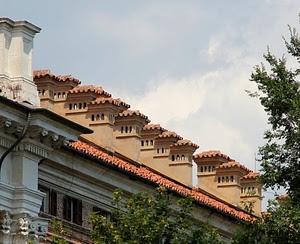 tetto, comignoli, alberi, finestre, tegole, cielo, casa, camini, nuvole, verde, albero