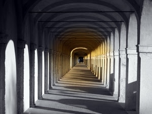 ombre, archi, prospettiva, portico, portici, colonne, pilastri, giallo, profondità