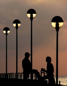 lampioni, mare, persone, tramonto, quattro, controluce, due, figure, luci