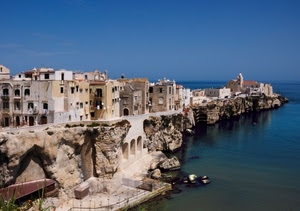 mare, acqua, chiesa, case, cielo, finestre, scogli, blu, paese, azzurro, borgo, panorama, promontorio, bianco, edifici, archi, costa, scogliera