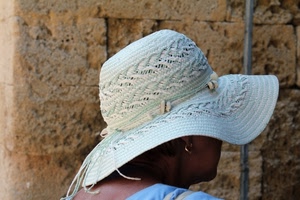 cappello, orecchino, paglia, donna, muro, bianco, testa, falde, celeste