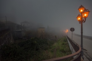 nebbia, strada, lampione, case, lampioni, luci, luce, verde, ringhiera, foschia