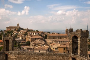 tetti, case, campanili, nuvole, torri, torre, cielo, città, mura, panorama, alberi, finestre, affaccio, chiese, campanile, mattoni, camminamento, borgo