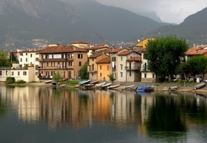 barche, acqua, riflessi, case, lago, montagne, finestre, alberi, paese, piante, verde, riva, porte, riflesso, nuvole, borgo, montagna, balconi