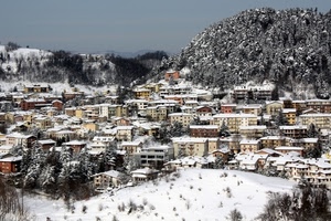 case, neve, inverno, alberi, paesaggio, montagna, borgo, paese, bianco, tetti, colline, panorama, cielo, finestre, città