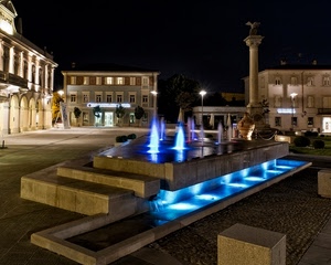 fontana, piazza, colonna, luci, notturno, azzurro, notte, acqua