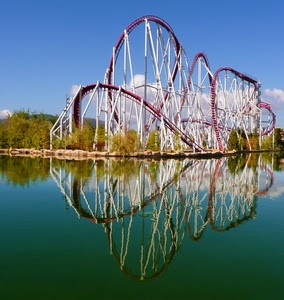 riflesso, acqua, alberi, montagne, lago, cielo, russe, nuvole, bianco, giochi, riflessi, curve, giostra, rosso