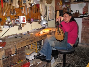 donna, attrezzi, mandolino, lampada, artigianato, artigiano, strumento, sedia, banco, liutaia, tavolo