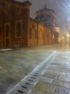 pioggia, chiesa, notte, luci, strada, panchina, finestre, piazza, lampione, maltempo, cupola, notturno, temporale, acqua