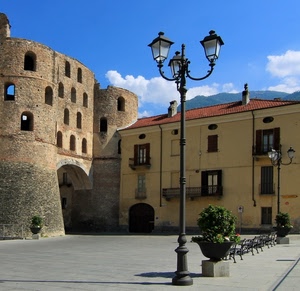 lampione, piazza, castello, panchine, finestre, vaso, rocca, balcone, fiori