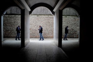 tre, muro, archi, arco, uomo, portico, riflesso, uomini, riflessi