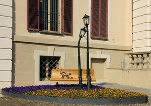 lampioni, panchina, aiuola, finestre, fiori, gatto, persiane