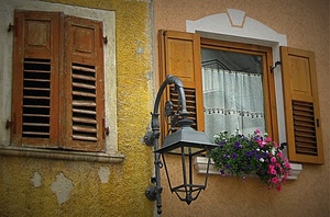 fiori, lampione, finestre, due, tenda, persiane, vetro, verde, bianco, muro, imposte, legno, casa, tende, viola, giallo, vaso, tendina