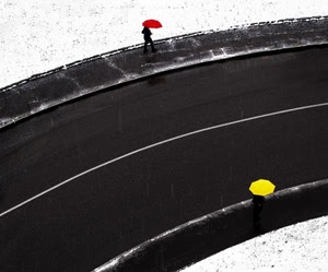 rosso, giallo, strada, ombrelli, persone, curva, neve, due, curve, nero, passanti, bianco, righe, pioggia, ombrello