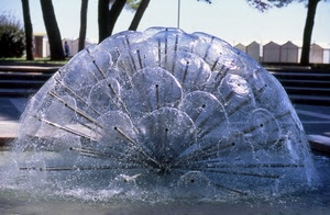 acqua, fontana, alberi, gradini, piazza, zampilli, cerchi, spruzzi, tronchi, scalini, tondo, tubi, semisfera, sfera, schizzi