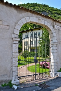 cancello, fiori, arco, villa, verde, giardino, finestre, tombino, erba, aiuole, alberi, ferro, piante, prato, muro, palazzo, cielo, collina, rosa