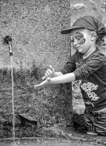 acqua, mani, fontana, bambino, bambina, rubinetto, cappello, maschera, bianconero