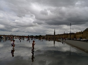 nuvole, bambini, riflessi, acqua, cielo, campanile, riflesso, piazza, pioggia, persone, automobili, case, ponte, gioco, maltempo