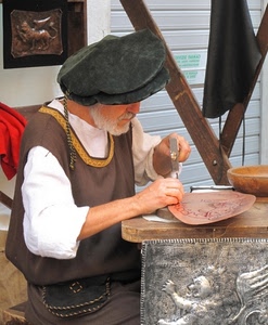 artigiano, cappello, uomo, mani, martello, incisore, barba, artigianato, costume, rame, medioevo, leone, artista