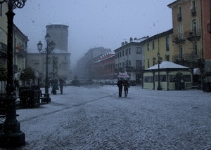 neve, lampioni, piazza, ombrello, passanti, inverno, strada, balconi