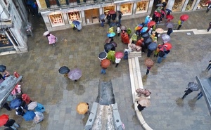 ombrelli, pioggia, piazza, passanti, persone, vetrine, maltempo