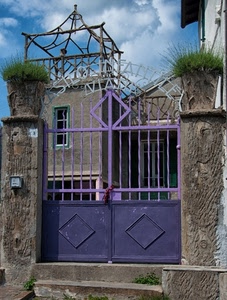 cancello, viola, vasi, asilo, nuvole, gradini, insegna, colonne, ferro