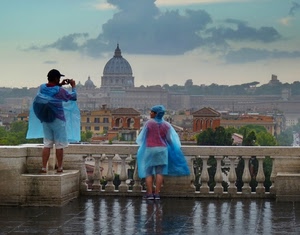 pioggia, cupola, nuvole, roma, persone, impermeabili, panorama, due, fotografo, balaustra