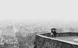 ombrello, nebbia, bianconero, panorama, città, coppia, pioggia, due, passanti
