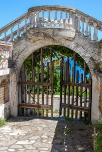 cancello, legno, arco, balaustra, ombra, verde, cielo, ingresso, strada, gradini, marmo, ringhiera, colonne, abbandono