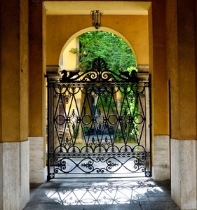 cancello, ferro, arco, ingresso, giallo, ombra, verde, lampada, pilastri, colonne, piante