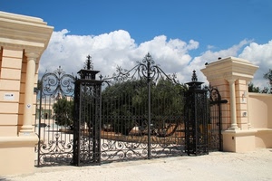 cancello, colonne, nuvole, alberi, ferro, ingresso, villa, cielo, strada, pilastri, entrata