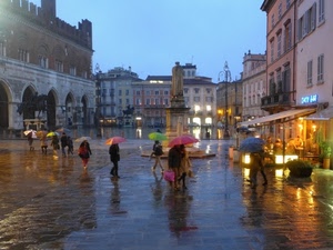 pioggia, piazza, ombrelli, monumento, luci, passanti, statua, monumenti