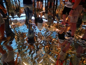 gambe, riflesso, expo, riflessi, persone, scarpe, specchio, visitatori, padiglione, passanti
