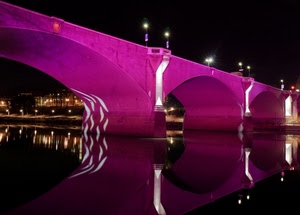 ponte, fiume, riflesso, notte, acqua, viola, rosa, lampioni, archi, luci