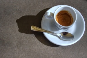 caffè, tazzina, cucchiaino, ombra, piattino, marrone, tazza, cucchiaio, bianco