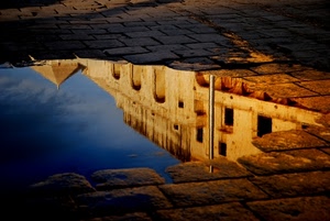 riflesso, acqua, pozzanghera, finestre, case, palazzo, cupola, selciato