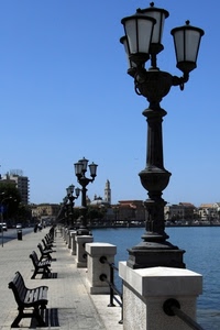 panchine, lampioni, mare, lungomare, campanile, acqua, bari, case, cielo, balaustra, strada, ringhiera, chiesa, prospettiva, azzurro