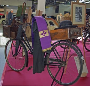 bicicletta, cappello, museo, stola, viola, prete, valigia, tonaca, veste, ombrello