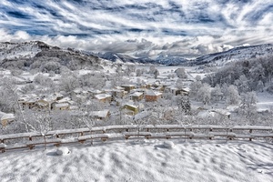 neve, nuvole, cielo, staccionata, inverno, montagne, bianco, panorama, alberi, paesaggio, montagna, case, borgo, casa, paese