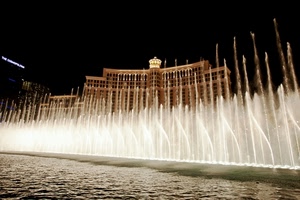 fontana, acqua, notte, palazzo, luci, getti, zampilli, spruzzi, notturno, bianco