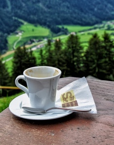 caffè, tazzina, cucchiaino, tazza, cucchiaio, piattino, alberi, montagna, tavolo, tovagliolo