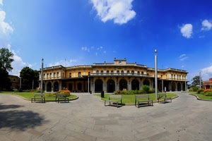 panchine, aiuole, palazzo, lampioni, nuvole, piazza, archi, cielo, prato