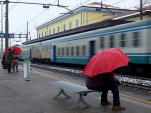 stazione, treno, panchina, ombrelli, rosso, ombrello, binari, persone