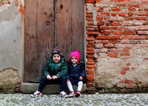 bambini, porta, due, mattoni, seduti, legno, muro, scarpe, portone, strada, casa, rosa, cappelli, gradino, palazzo, scalino