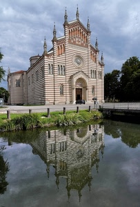 chiesa, riflesso, acqua, nuvole, rosone, alberi, verde, righe, cielo, canale, fiume, guglie, piazzale, erba, pinnacoli, auto