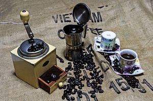 caffè, chicchi, caffettiera, macinino, tazzine, tazze