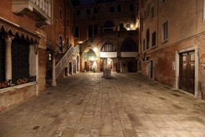 pozzo, piazza, finestre, colonne, notturno, porta, luci, scala, palazzi, notte, scalinata, archi, scale, portoni, porte, paese, balcone, colonna, case