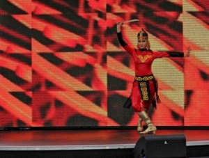 rosso, palcoscenico, donna, costume, ballo, nero, stivali, danza, coltello, danzatrice, ballerina, palco, giallo, spada, sfondo