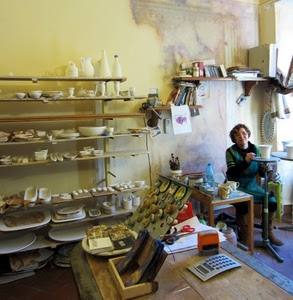 ceramica, donna, artigianato, piatti, vasi, calcolatrice, artigiana, bottega, vasellame