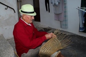 cappello, cesto, artigiano, rosso, paglia, mani, uomo, anziano, vimini